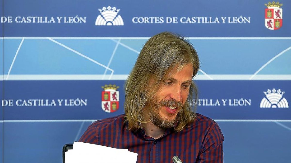 Pablo Fernández durante la rueda de prensa que ofreció ayer en las Cortes.-ICAL