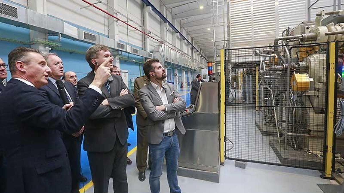 Olmos explicó a las autoridades los detalles de la fábrica de Burgos.-RAÚL G. OCHOA