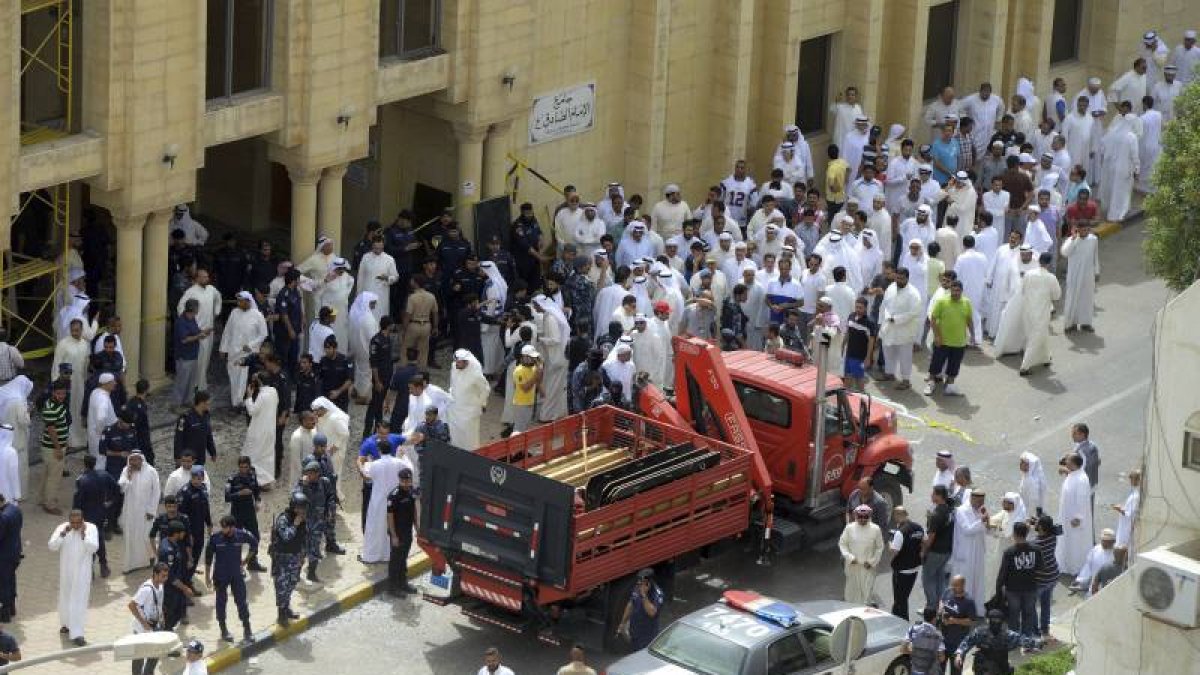 Fuerzas de seguridad rodean la mezquita de Al Iman al Sadik tras un atentado en Kuwait hoy.-Foto: EFE
