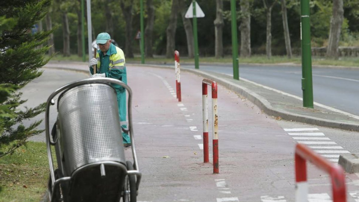Un operario del servicio de limpieza urbana del Ayuntamiento adecentando la vía pública.-RAÚL G. OCHOA
