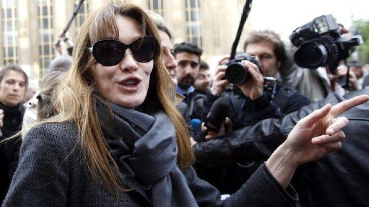 Carla Bruni asiste a una movilización el pasado mes de mayo en París.-Foto: EFE / CHRISTOPHE KARABA