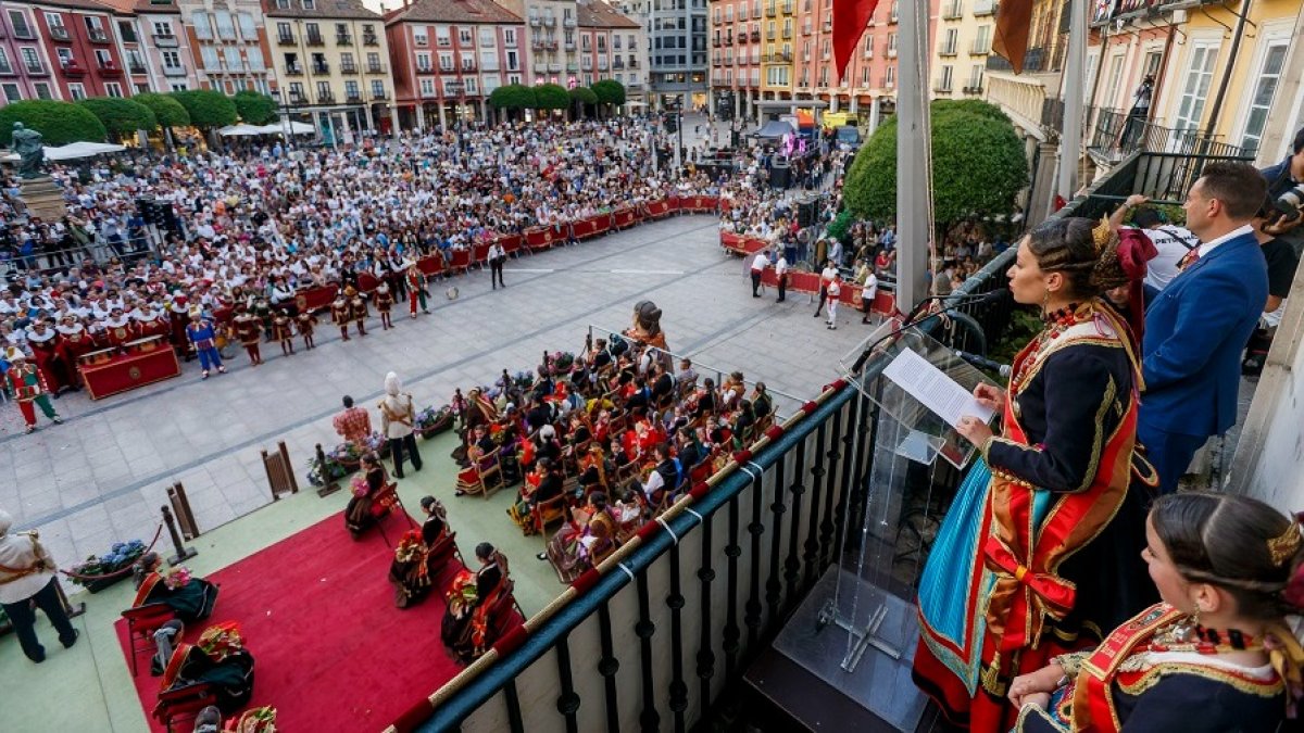 Las Reinas de las fiestas de San Pedro se dirigen a la ciudadanía burgalesa desde el balcón del Ayuntamiento. SANTI OTERO