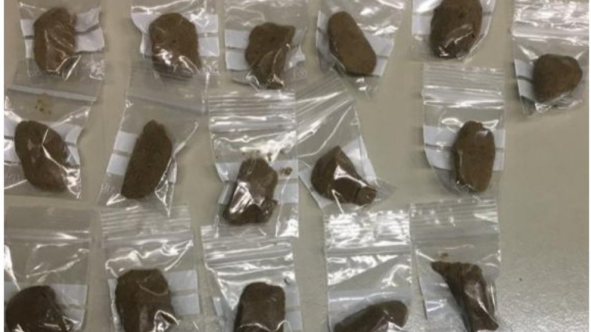 Bolsas de hachís requisadas al conductor de un patinete en el Espolón. POLICÍA LOCAL