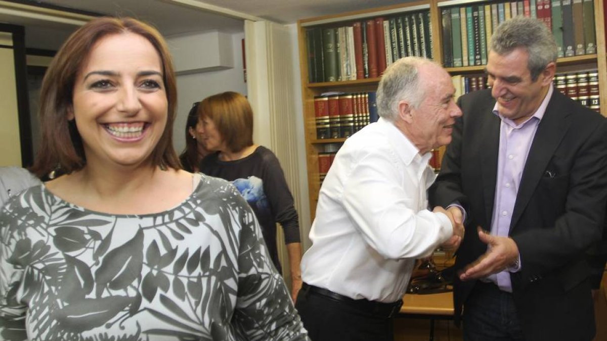 La secretaria general del PSOE de Palencia, Miriam Andrés(I), anuncia que se postula como precandidata de su partido a la Alcaldía de la capital tras la renuncia del portavoz municipal y ex alcalde, Heliodoro Gallego (C) que en la imagen saluda a Julio Vi-Ical