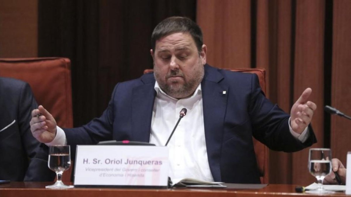 El vicepresidente del Govern, Oriol Junqueras, en la comisión de Afers Institucionals del Parlament.-DANNY CAMINAL