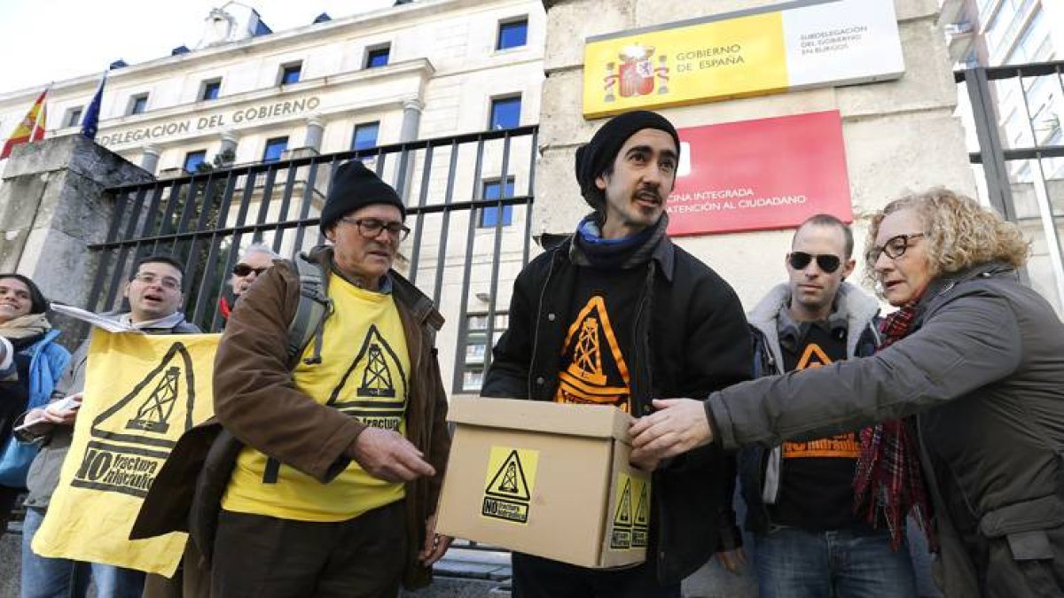 Miembros de la asamblea burgalesa, en la Subdelegación del Gobierno-S. O.