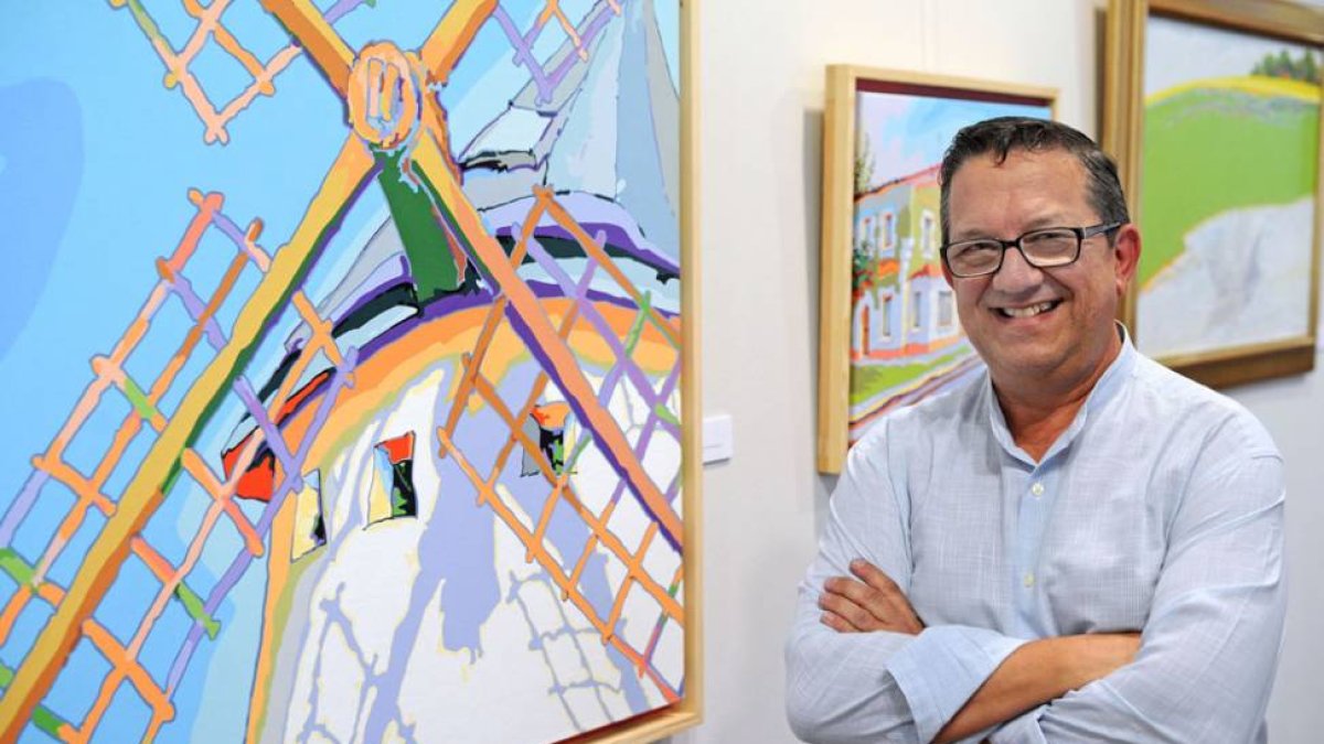 Luis Valpuesta posa con uno de sus molinos de viento en la inauguración de su exposición.-ISRAEL L. MURILLO