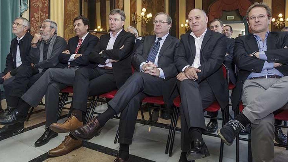 Autoridades regionales y locales, junto a representantes de UGT y de la Fundación Fermín Carnero, durante una de las intervenciones.-SANTI OTERO