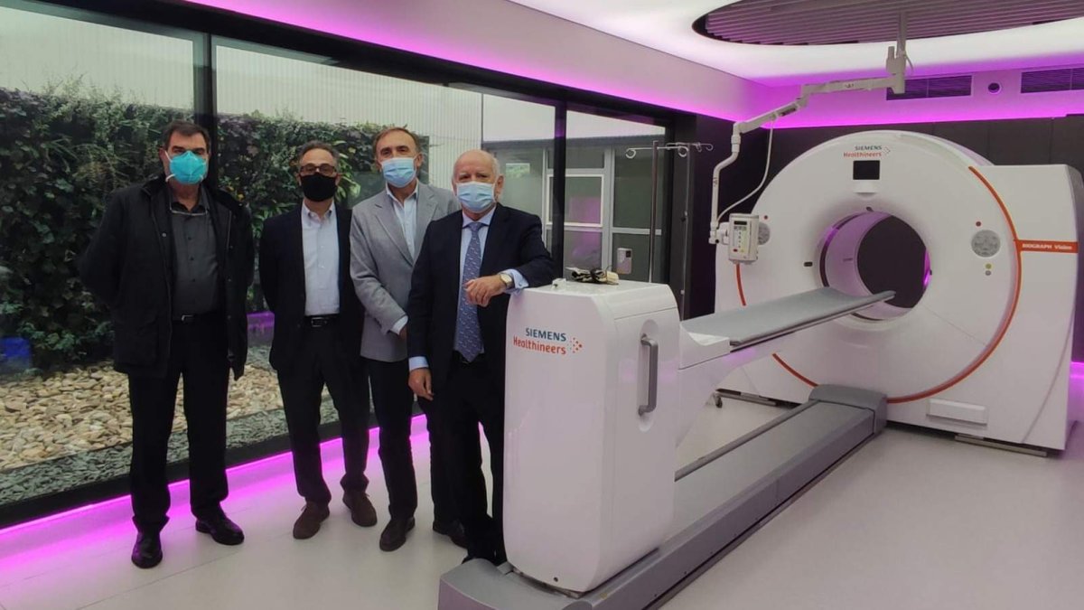 De izquierda a derecha, los ponentes del congreso de la Asociación Castellano y Leonesa de Medicina Nuclear José Luis Carreras, Santiago Aguadé y Javier Arbizu en las instalaciones del PET-TAC del HUBU con el jefe del servicio Juan José Duque.