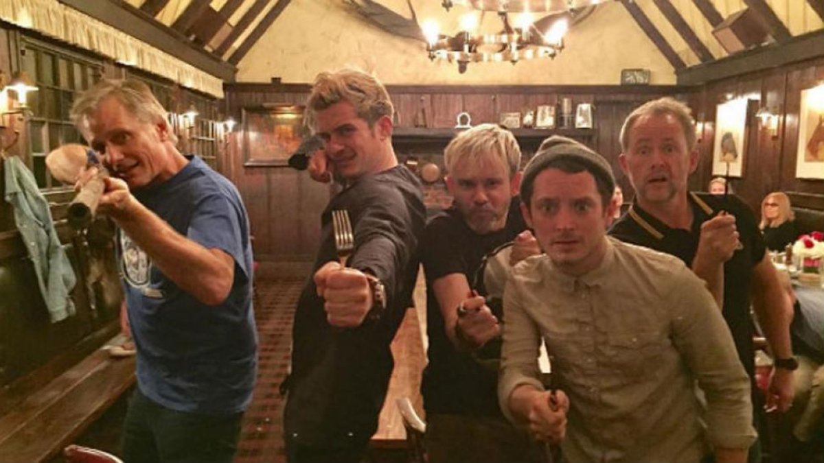 El elenco de 'El señor de los anillos' se va de cañas.-