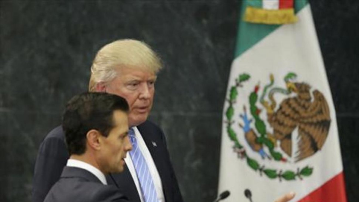Donald Trump y Enrique Peña Nieto llegan a la rueda de prensa en la residencia presidencial de Los Pinos, ayer.-REUTERS / HENRY ROMERO