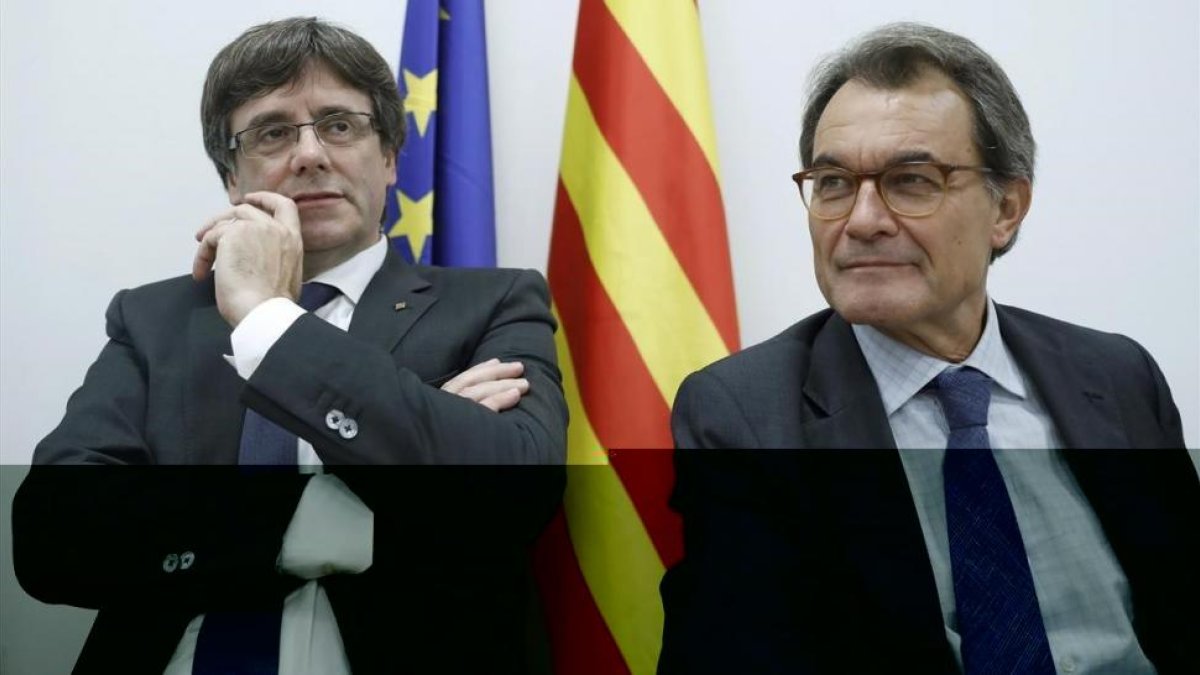 Carles Puigdemont y Artur Mas en una imagen de archivo del Comité Nacional del PDeCAT.-/ ANDREU DALMAU (EFE)