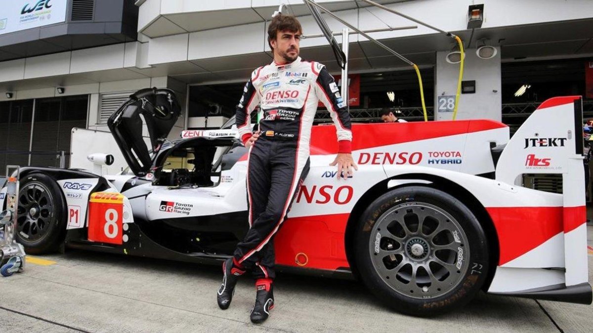 El español Fernando Alonso, junto a su Toyota, hoy, en Fuji (Japón).-EFE