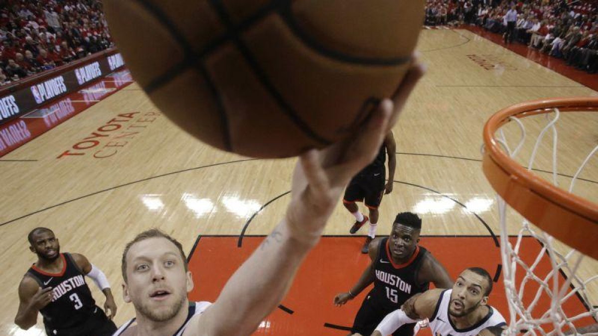 Joe Ingles, en plena exhibición.-ERIC CHRISTIAN SMITH (AP)