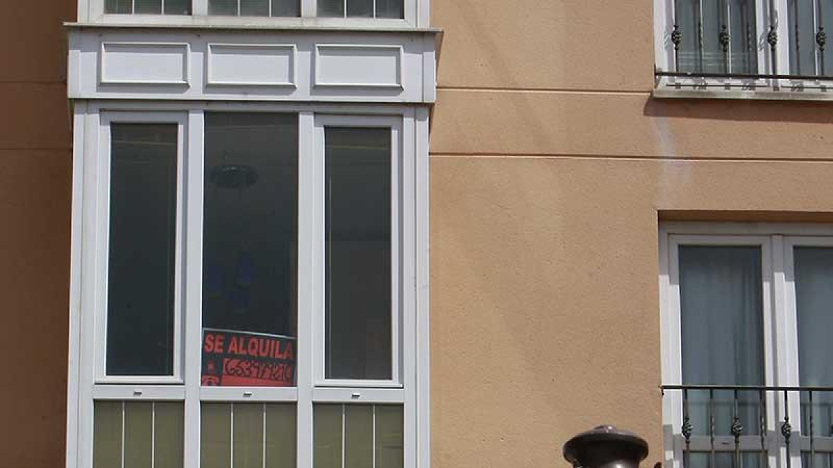Carteles de alquiler y venta en viviendas de la capital burgalesa.-