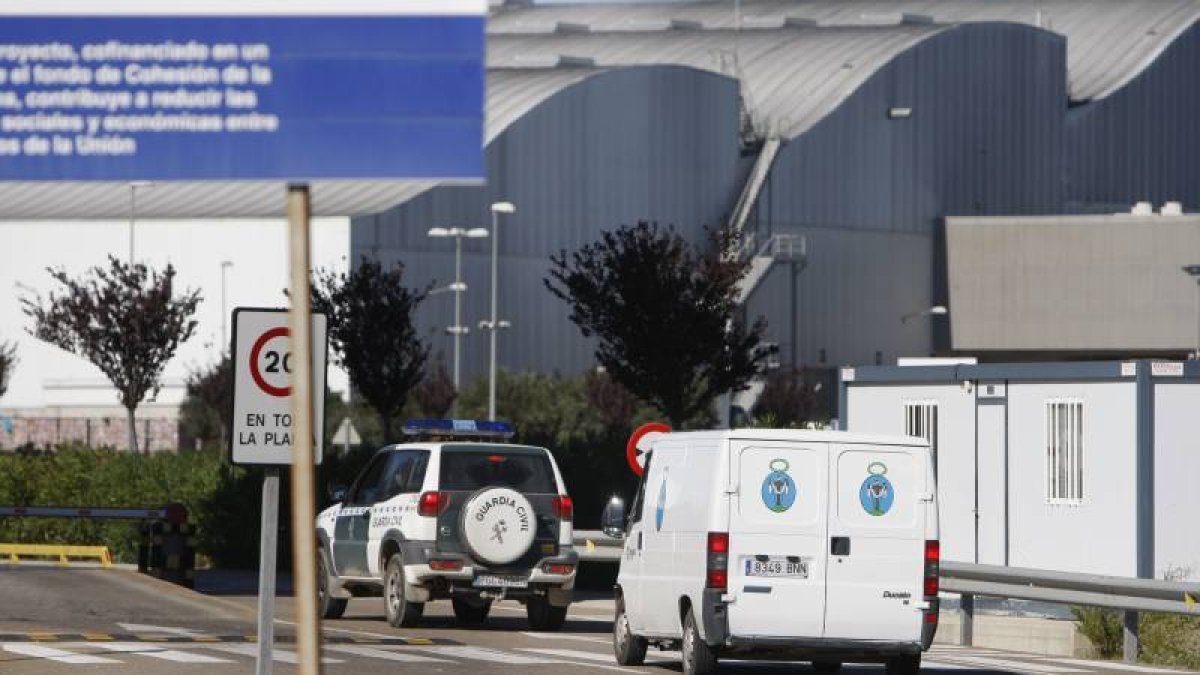 El furgón de la Hermandad de la Sangre de Cristo entra en las instalaciones, escoltado por la Guardia Civil.-ÁNGEL DE CASTRO