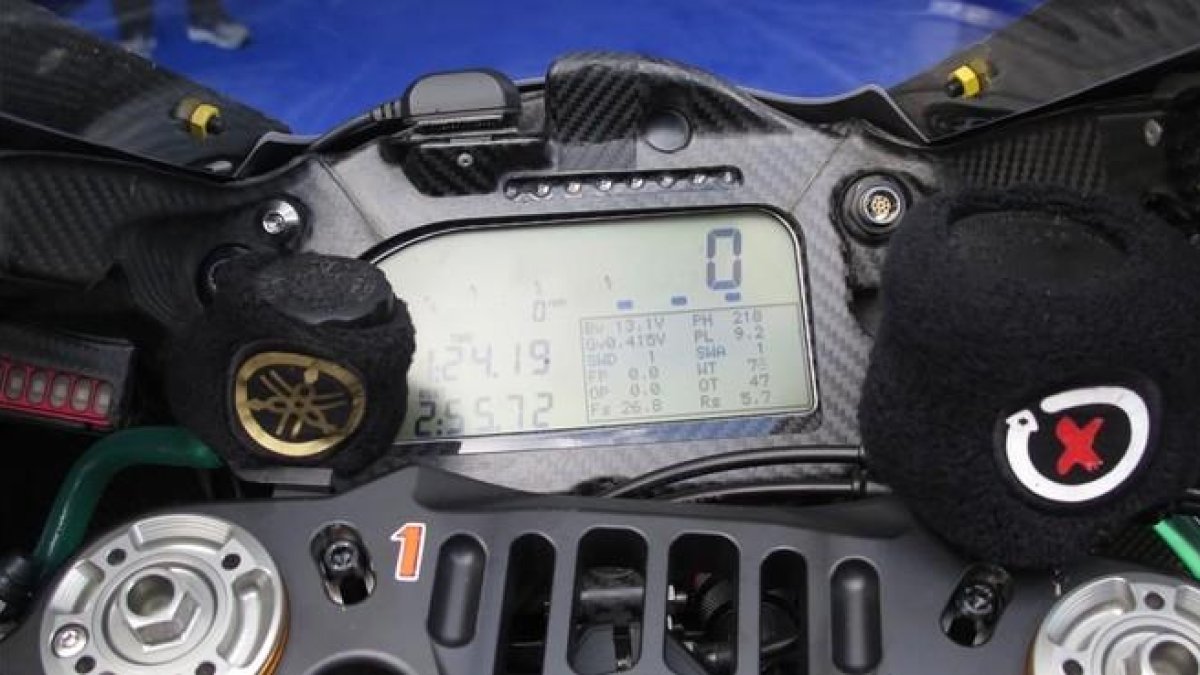 Cuadro de mandos o 'display' de la Yamaha de Jorge Lorenzo en el que podrá recibir mensajes desde su box en plena carrera.-EMILIO PÉREZ DE ROZAS