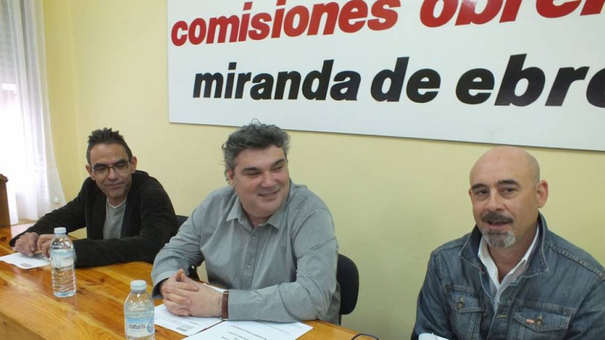 Francisco González, en el centro, durante la rueda de prensa de ayer.-CCOO