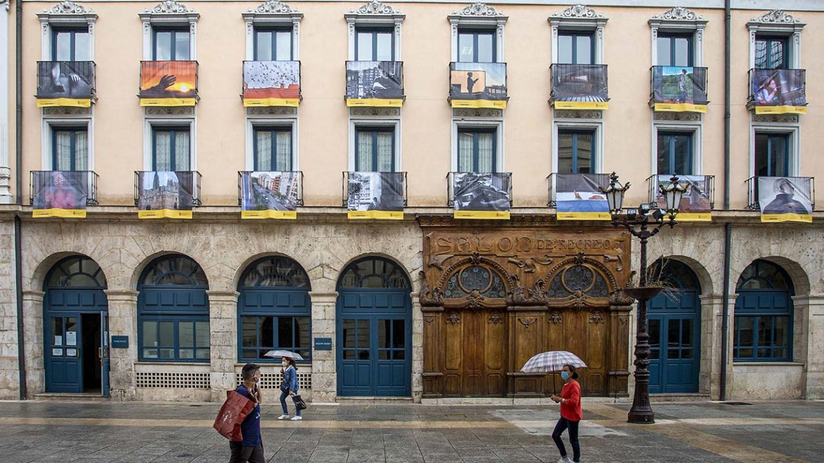 Las fachadas del Teatro Principal acogen cincuenta imágenes de participantes de la capital y la provincia. SANTI OTERO