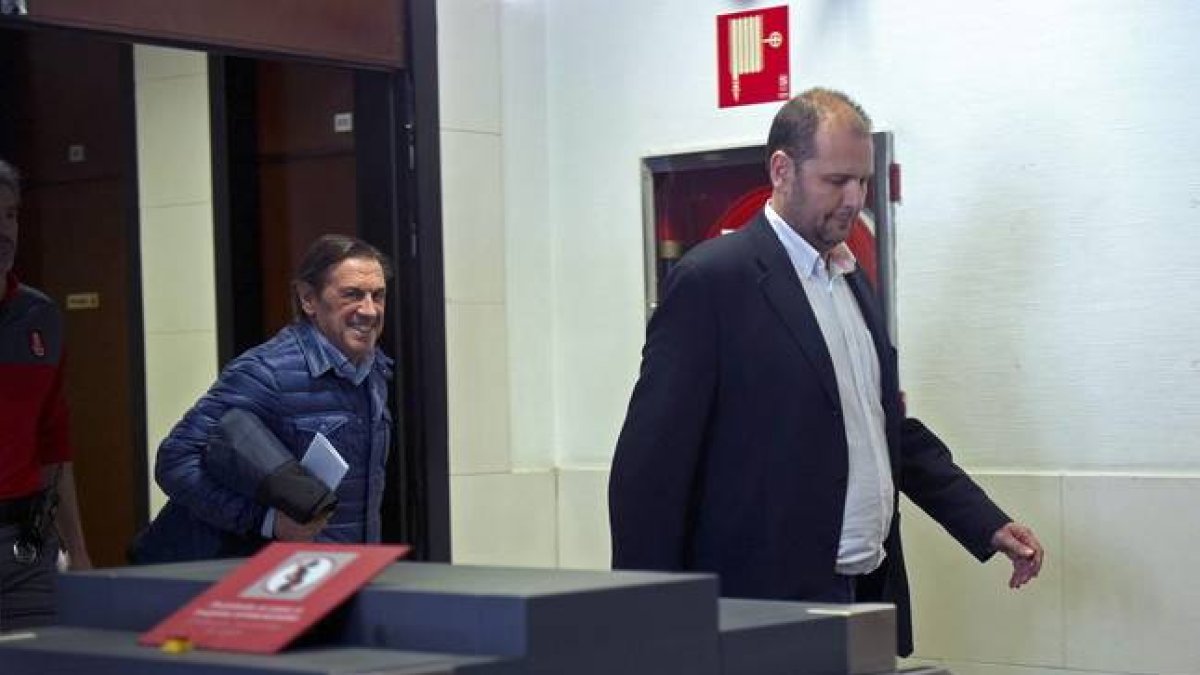El expresidente de Osasuna Miguel Archanco (izquierda) y el exdirectivo Txuma Peralta abandonan el Palacio de Justicia de Navarra, este sábado.-Foto: EFE / VILLAR LÓPEZ