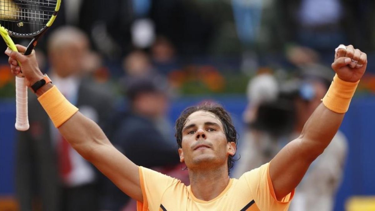 Rafa Nadal celebra la victoria con el italiano Fabio Fognini, en el Trofeo Conde de Godó en Barcelona, el pasado 22 de abril.-AP / MANU FERNÄNDEZ