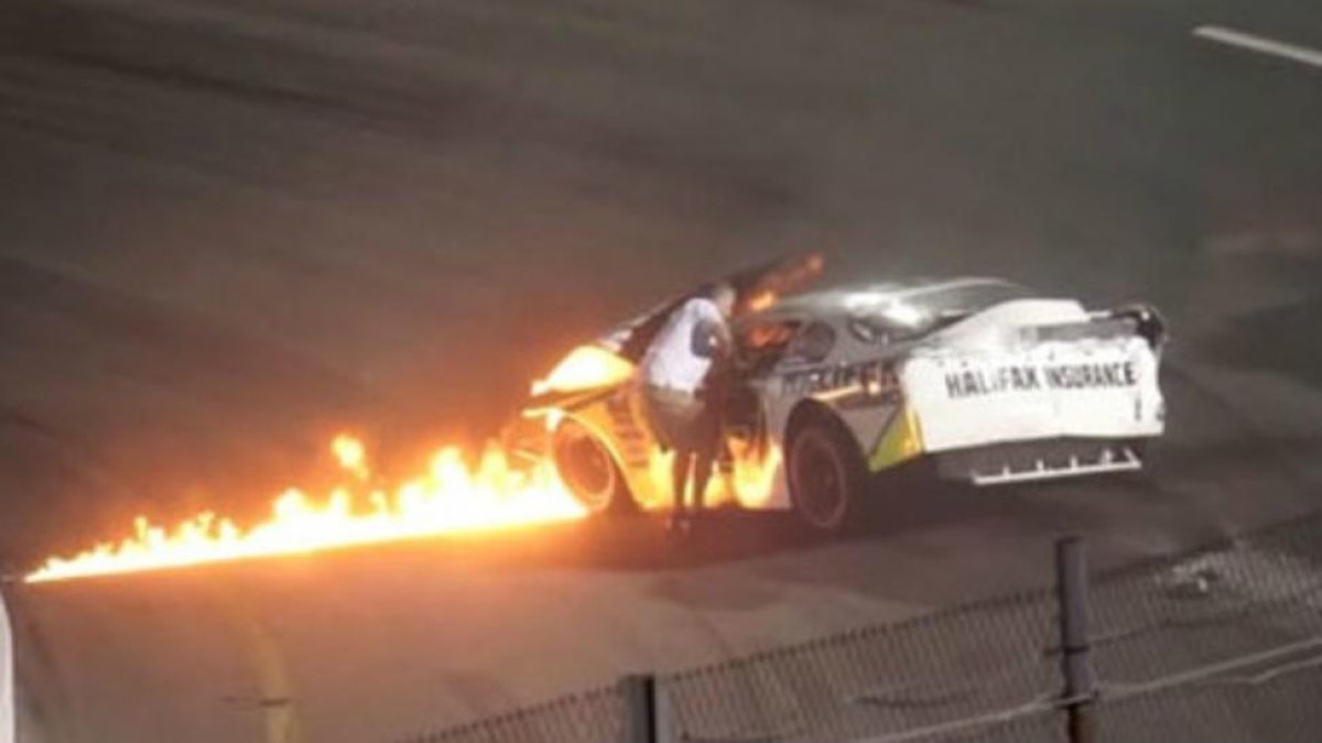 Jones padre intenta sacar a su hijo de un coche en llamas-YOUTUBE