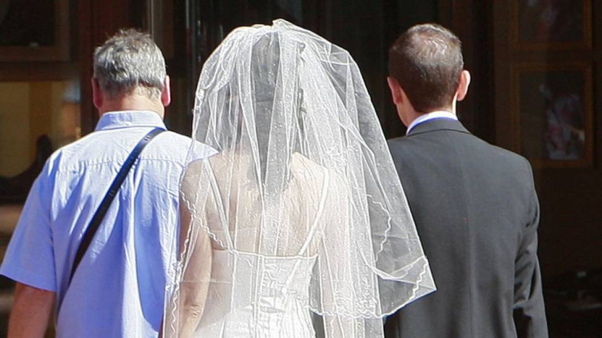 Una pareja de recién casados. ECB