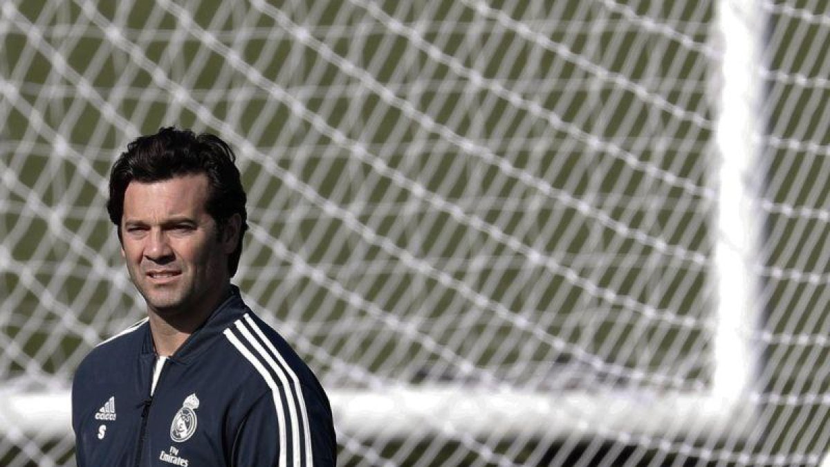 El técnico Santiago Solari durante el último entrenamiento del Madrid.-EFE