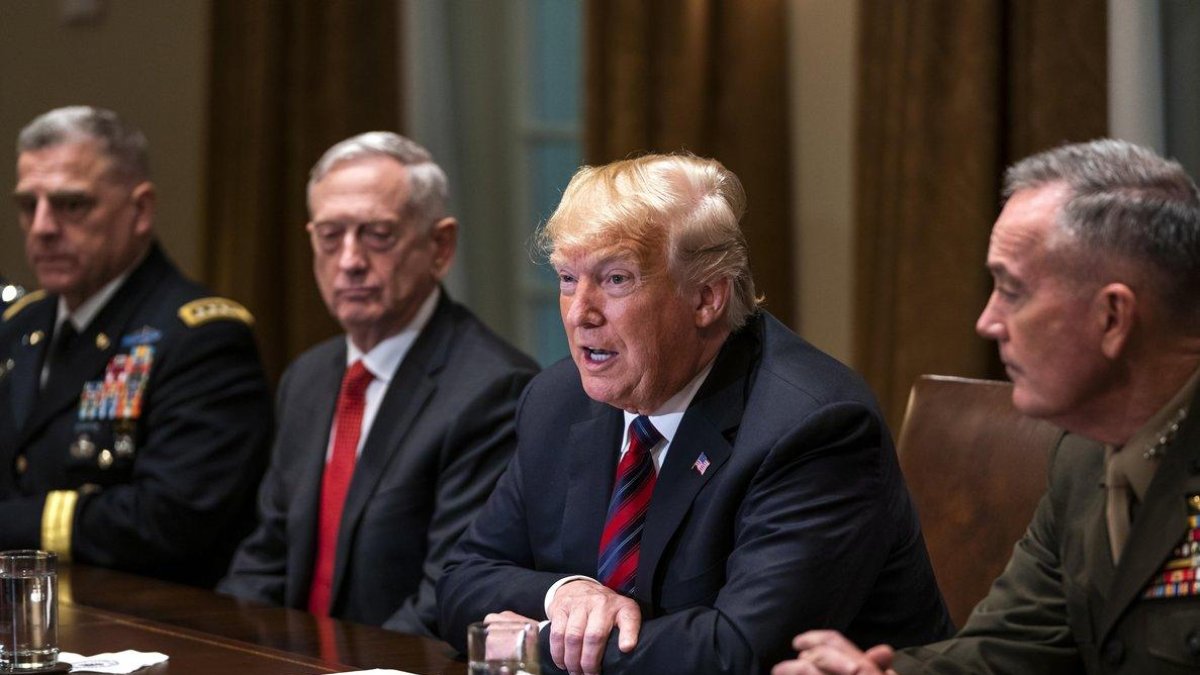 WASHINGTON DC ESTADOS UNIDOS- El presidente estadounidense Donald Trump ofrece declaraciones a los medios acompanado del secretario de Defensa de Estados Unidos James Mattis y del jefe del Estado Mayor Conjunto Joseph Dunford.-EFE