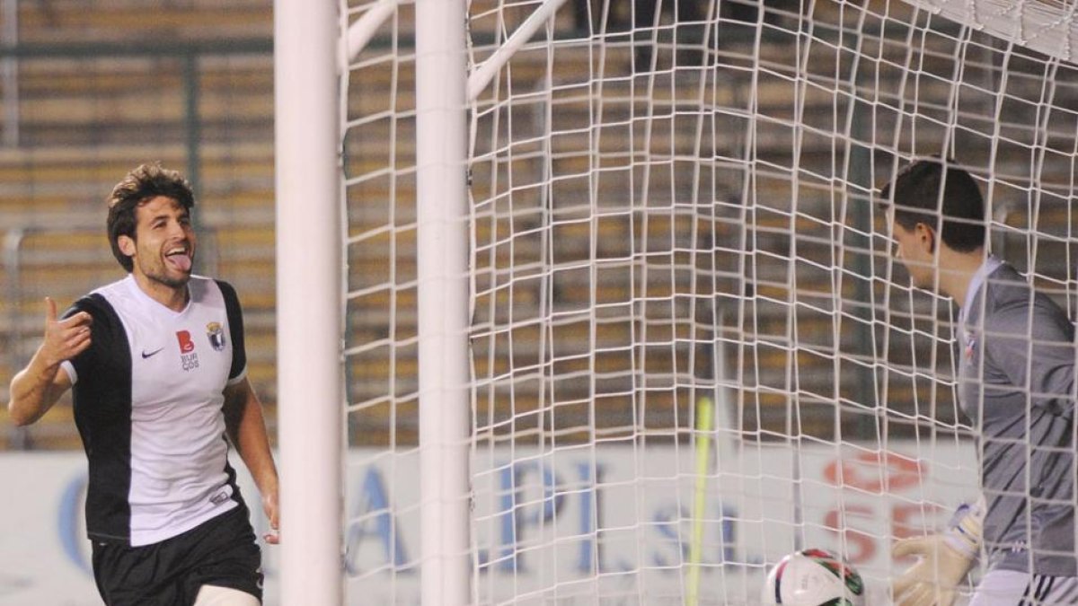 Carlos Quesada, que salió en sustitución del lesionado Pérez, celebra el segundo gol del partido.-ISRAEL L. MURILLO