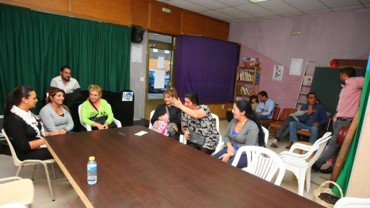 Reunión de los padres de los alumnos de etnia gitana del colegio 'La Puebla' de Ponferrada-Ical