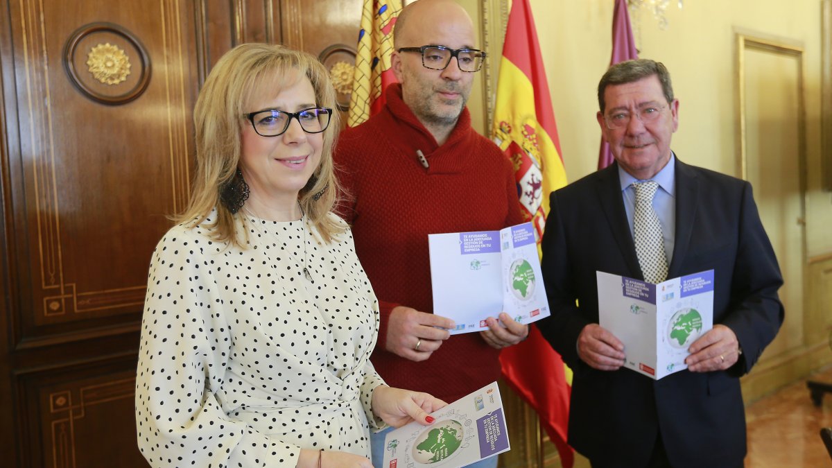 Molero (izq), Rico (centro) y Letona (dcha) ayer en la presentación de la campaña informativa que trasladarán a otras comarcas de la provincia. R. O.