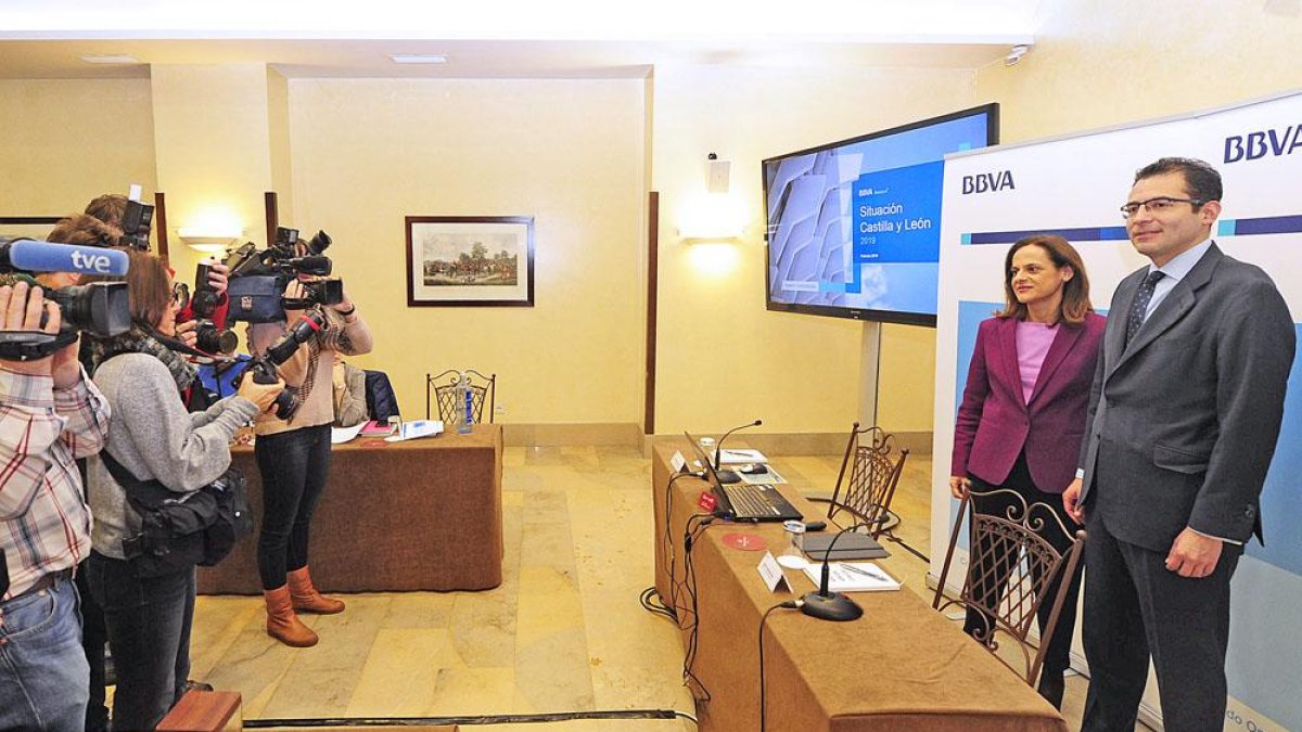 Miguel Cardoso, economista jefe para España de BBVA Research, y Yolanda Martínez-Bajo, directora de la Territorial Noroeste de BBVA .-ISRAEL L. MURILLO