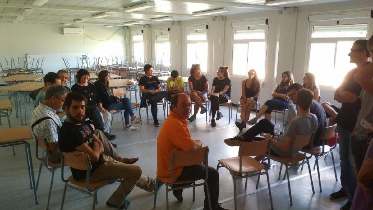 Los ocupantes del nuevo instituto Les Cinc Sénies de Mataró, esta tarde cuando iban a reunirse para decidir qué actividades harían hasta el domingo por la mañana.-JOAN SALICRÚ