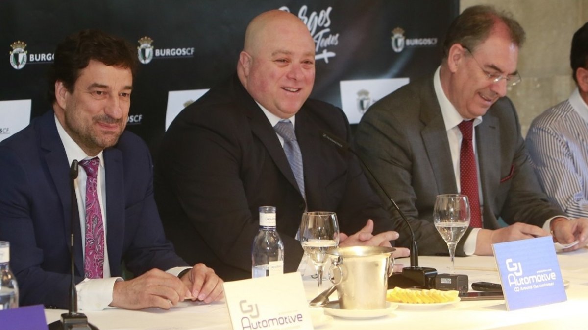 Jesús Martínez y Miguel Ángel Benavente flanquean a Antonio Caselli en un acto de 2019. RAÚL OCHOA