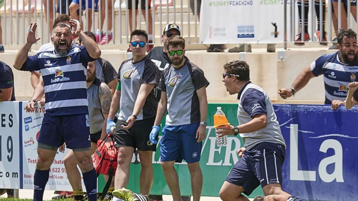 Momento en el que Gonzalo Pérez posa el oval en la línea de marca burgalesa a pesar del esfuerzo defensivo de RubénDomínguez, ayer, en El Pantano.-LUIS CONTE / CR LA VILA