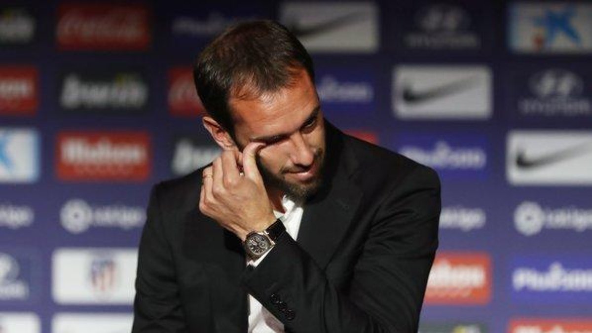 Diego Godín, emocionado, en su despedida del Atlético de Madrid.-