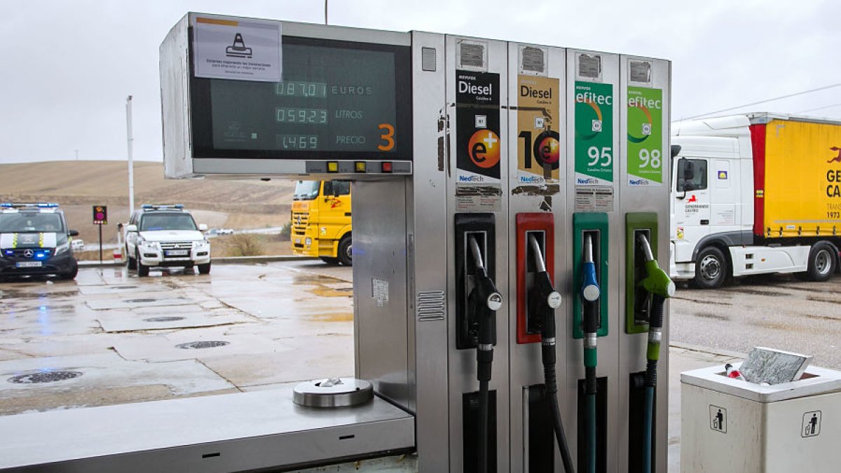 Surtidor en una gasolinera a las afueras de la capital burgalesa. TOMÁS ALONSO