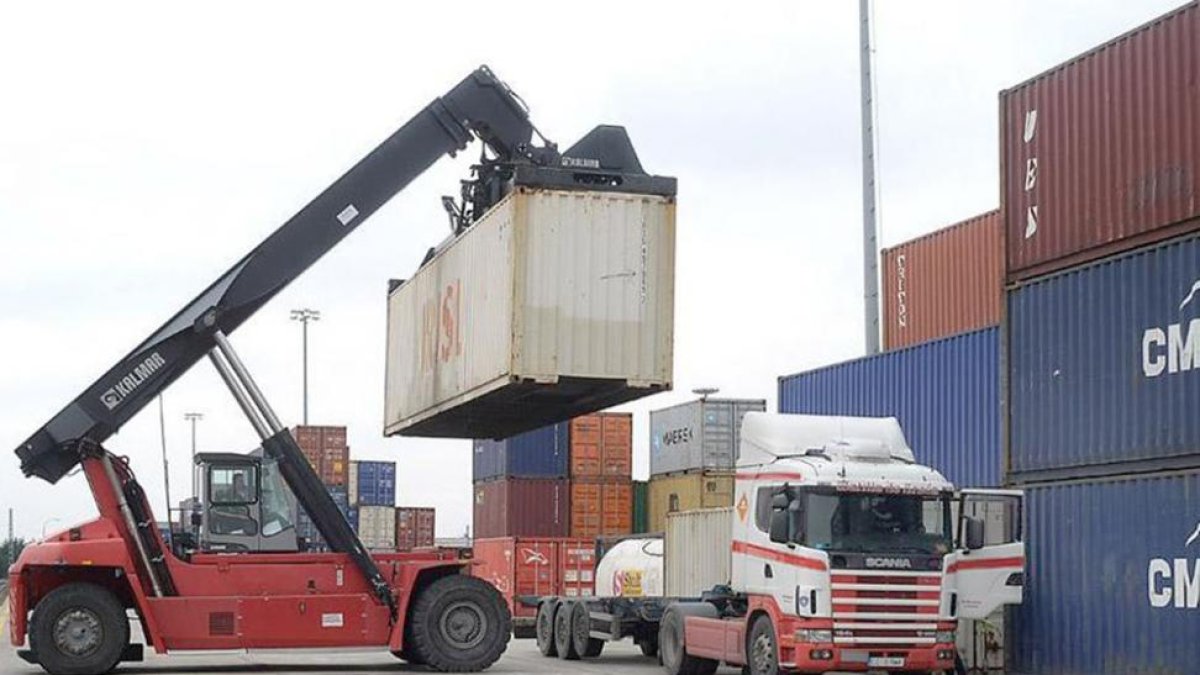 Imagen de movimiento de contenedores en la aduana de Burgos.-ISRAEL L. MURILLO