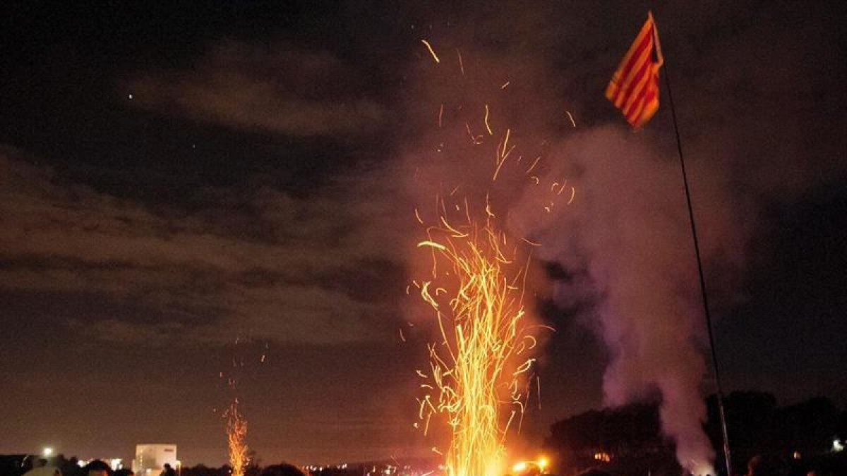 Cientos de personas cortando la AP-7 anoche en Girona.-EFE / ROBIN TOWNSEND
