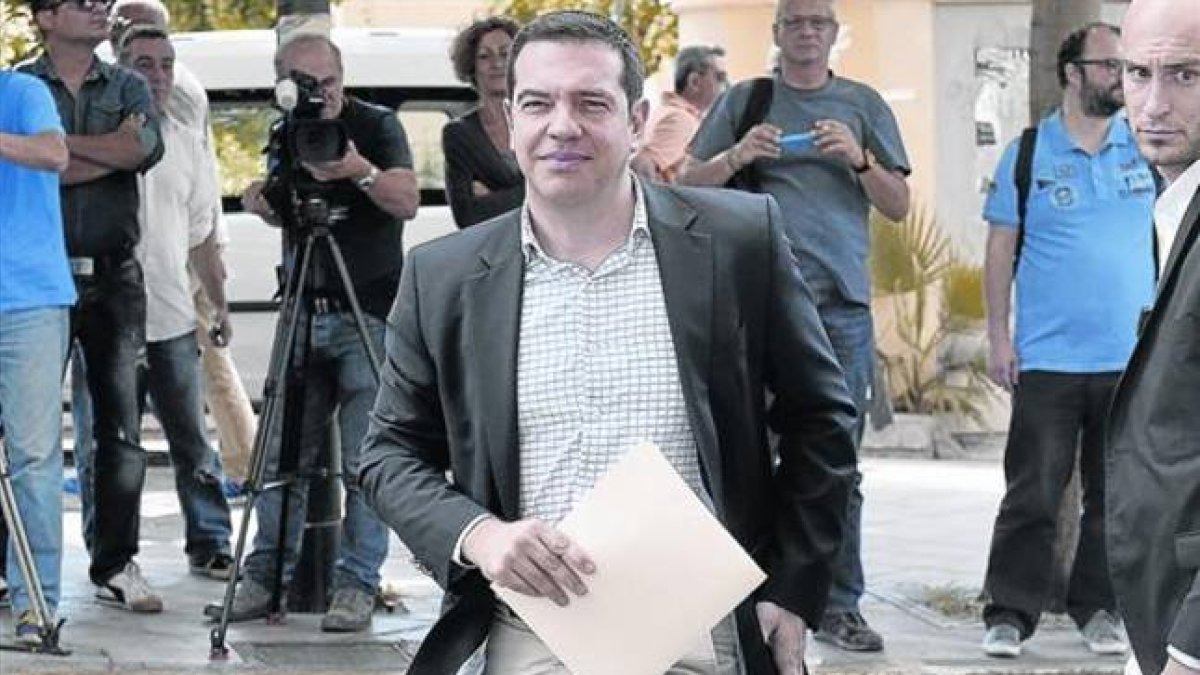 Alexis Tsipras se dirige a una reunión a la sede de su partido, ayer en Atenas.-Foto: AFP / LOUISA GOULIAMAKI