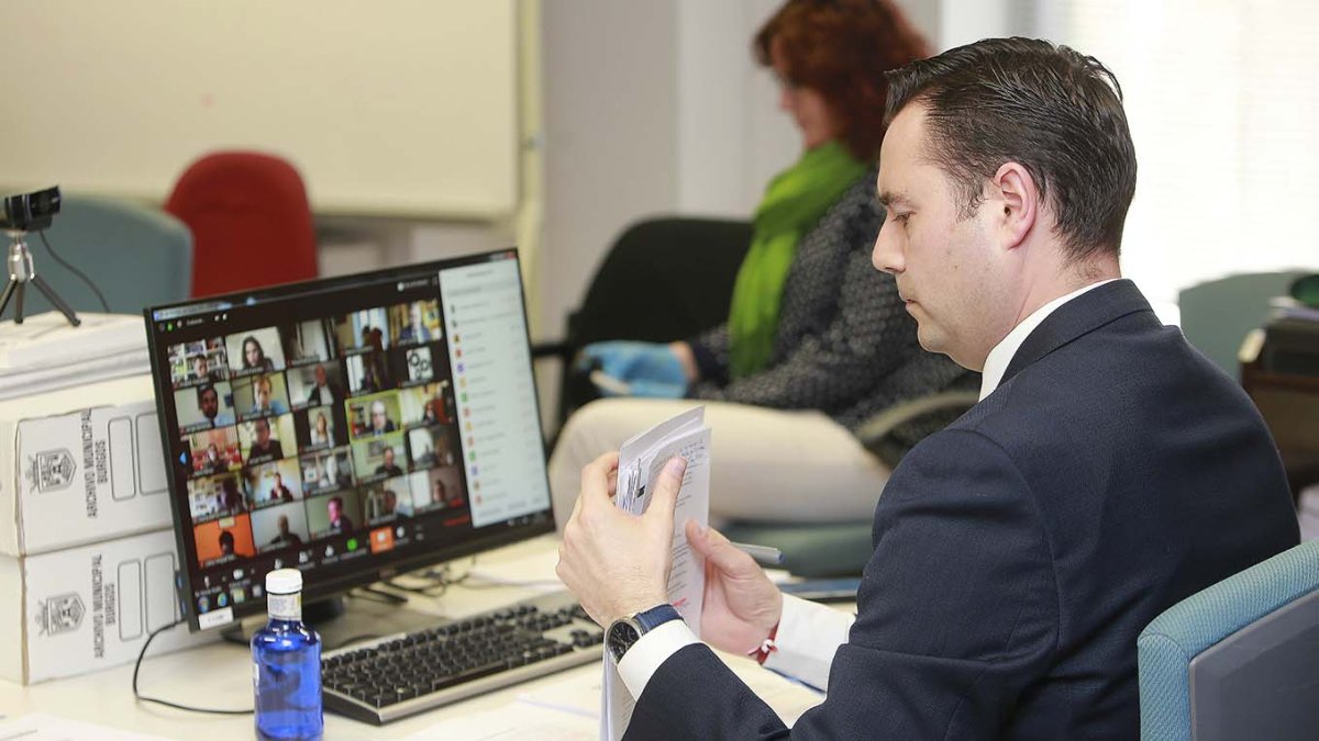 El alcalde de Burgos, Daniel de la Rosa, durante el primer pleno telemático desde el Ayuntamiento. / RAÚL G. OCHOA