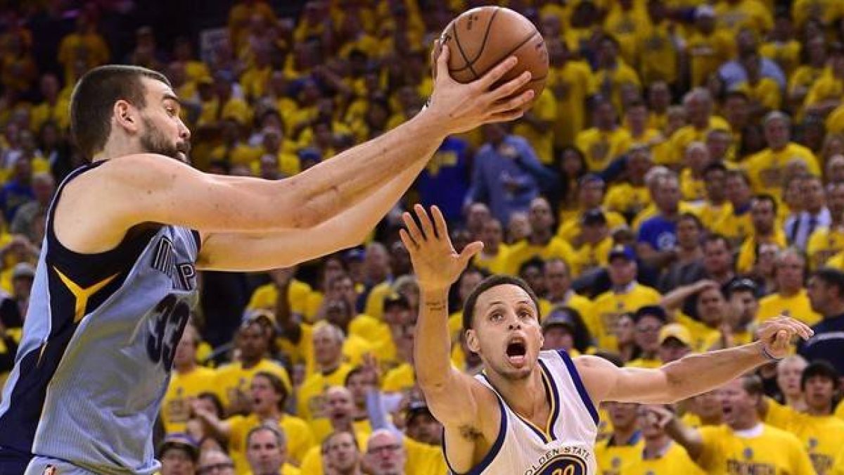 Marc Gasol lucha por el balón con Stephen Curry durante el partido de semifinales en el Oracle Arena en Oakland.-Foto:   EFE / JOHN G. MABANGLO
