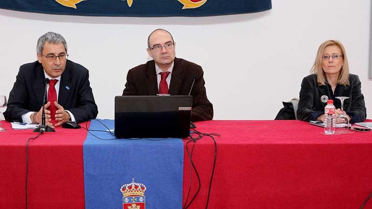 José Ángel Domínguez, José María Cámara y Consuelo Saiz, ayer en la jornada de presentación.-ECB