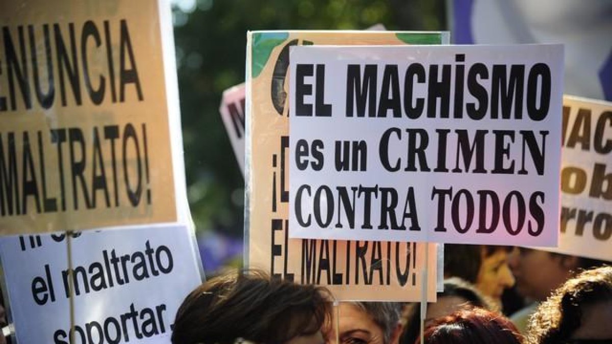 Varias pancartas contra la violencia machista en la manifestación de Madrid.-CURTO DE LA TORRE / AFP