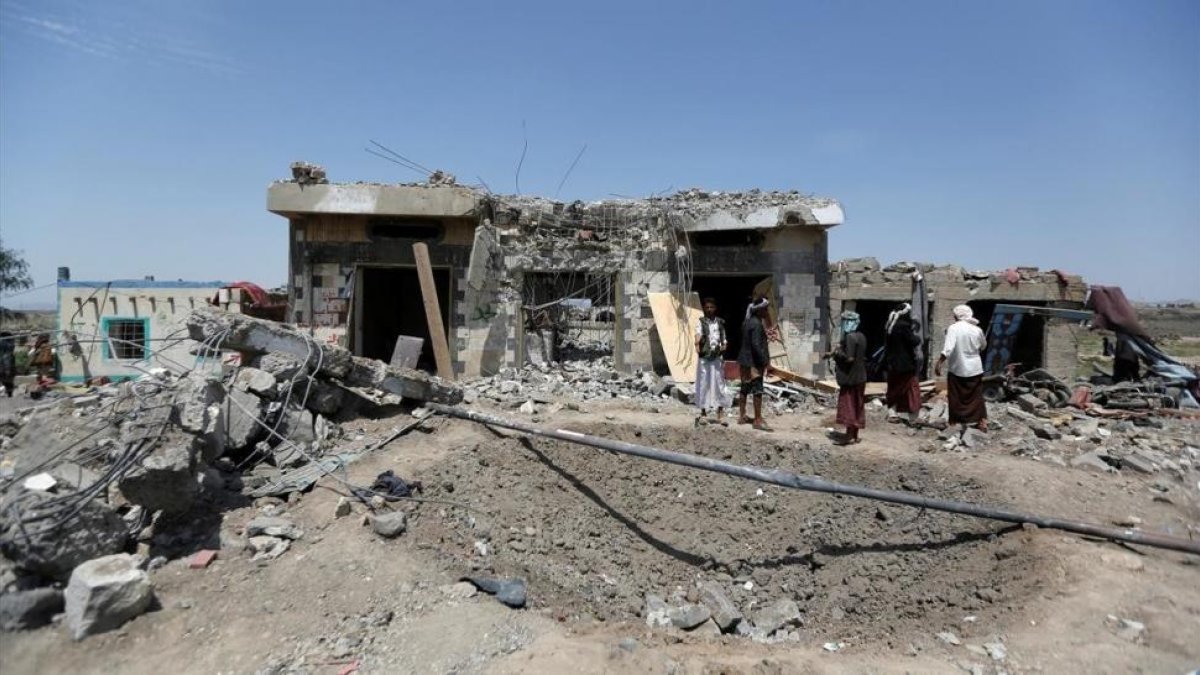 Los rebeldes hutís acusan a la coalición árabe liderada por Arabia Saudí de la masacre-EL PERIÓDICO
