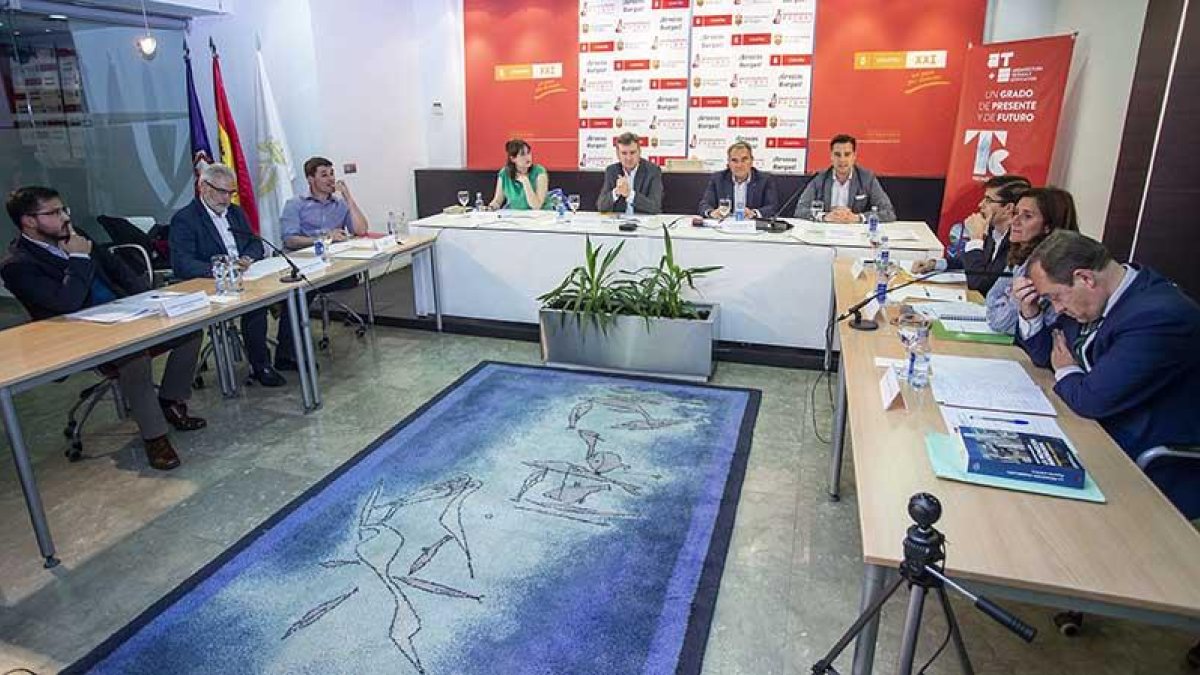 El debate se celebró ayer en las instalaciones del Colegio de Aparejadores y Arquitectos Técnicos.-SANTI OTERO