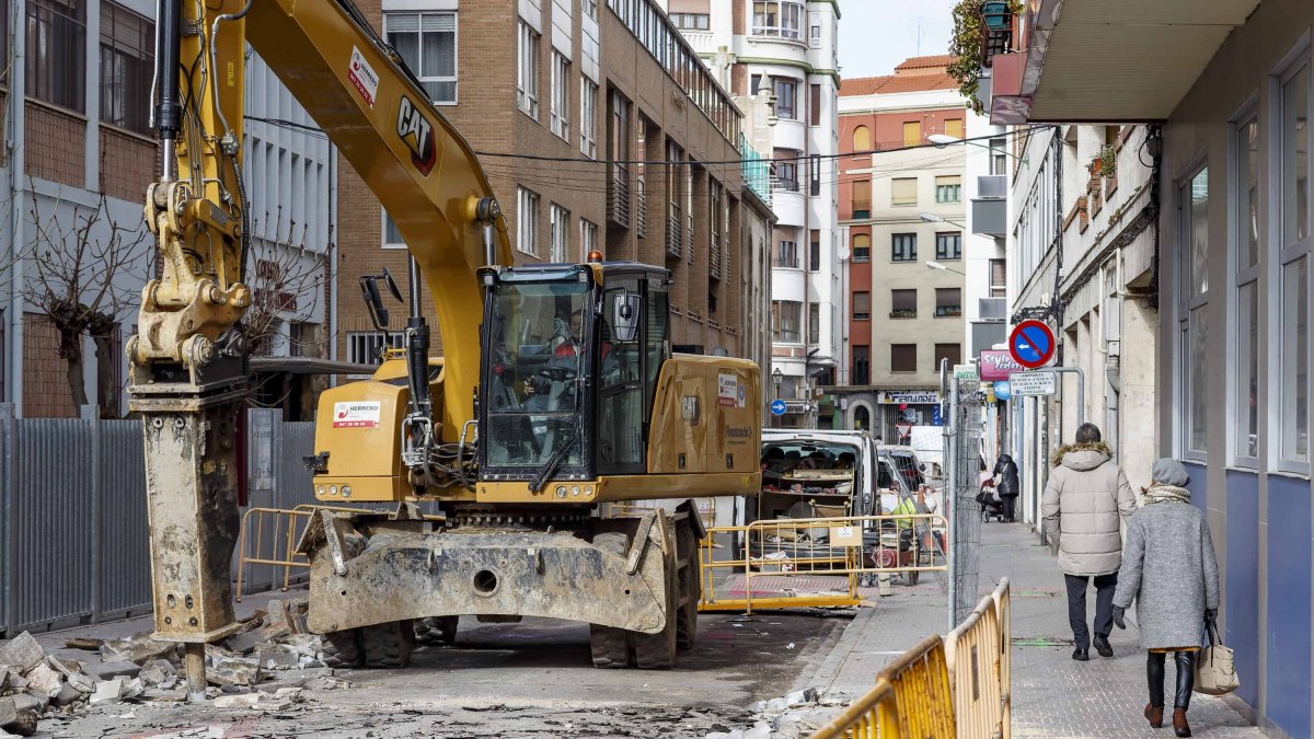 Una máquina comienza con los trabajos de demolición de las aceras y de la calzada. SANTI OTERO