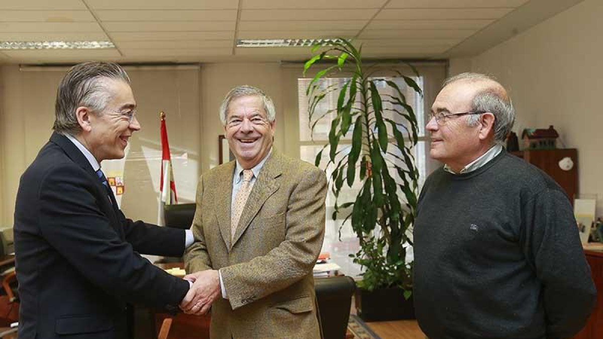 El delegado territorial de la Junta, Roberto Saiz, se reunió con el alcalde de Salas, Francisco Azúa.-RAÚL G. OCHOA