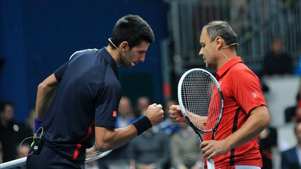 Novak Djokovic choca el puño con su ya extrenador, Marian Vajda, el pasado 5 de mayo en una exhibición en Bratislava.-AFP